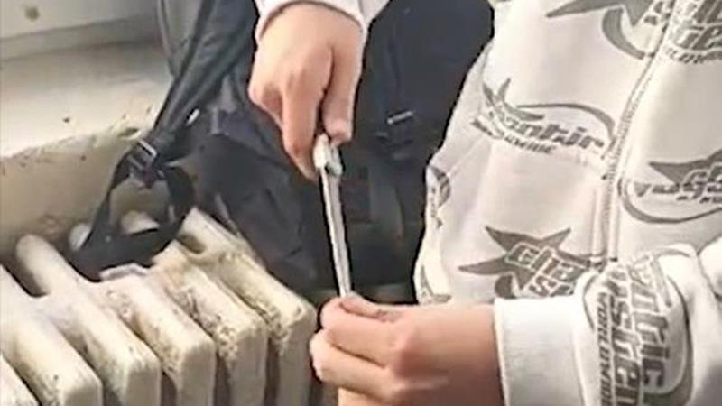 (VIDEO) Cuțit depistat de polițiștii locali constănțeni asupra unui elev