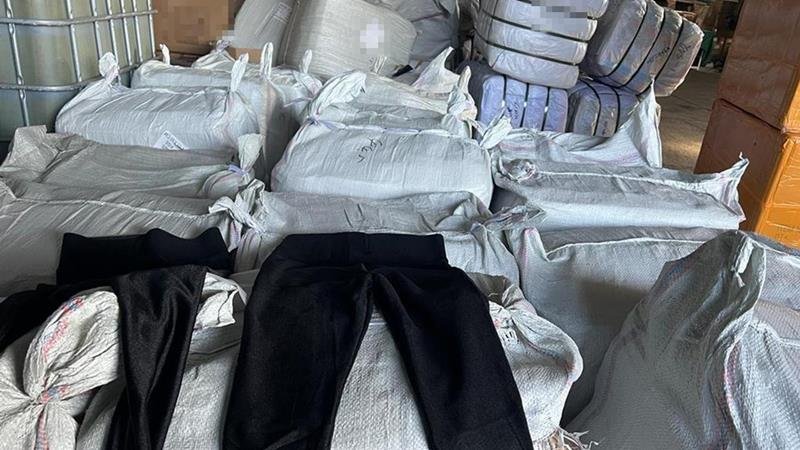 (FOTO) Bunuri în valoare de 500.000 lei, introduse în țară cu acte nereale, descoperite într-un container din Portul Constanța