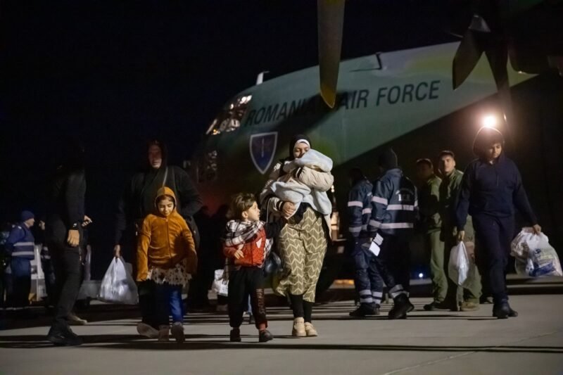 Cei 41 de cetăţeni români şi membri de familie evacuaţi din Fâşia Gaza au ajuns în România. FOTO/VIDEO