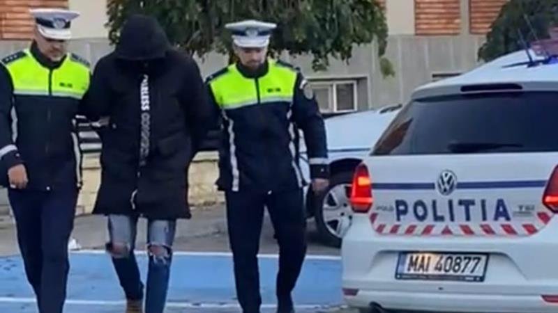 Un tânăr și doi minori au furat o mașină din satul Nisipari și au plecat cu ea, deși niciunul nu avea permis – au fost reținuți