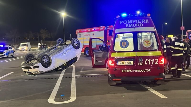 Accident în parcarea unui mall din Constanţa. Două maşini s-au ciocnit, una s-a răsturnat
