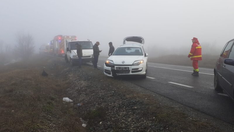 Trei autoturisme şi un TIR s-au ciocnit în localitatea constănţeană Mihai Viteazu. Două persoane au ajuns la spital