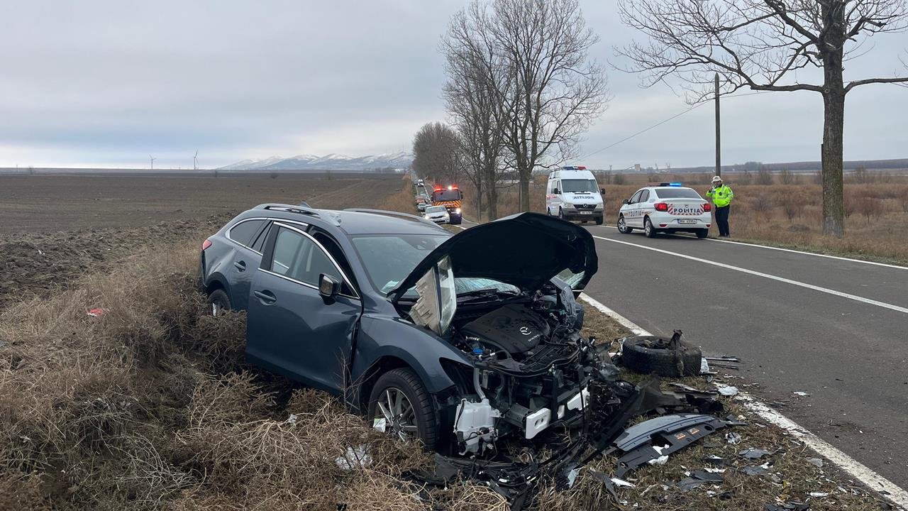 (FOTO/VIDEO) Accident rutier în județul Tulcea: două persoane au rămas încarcerate