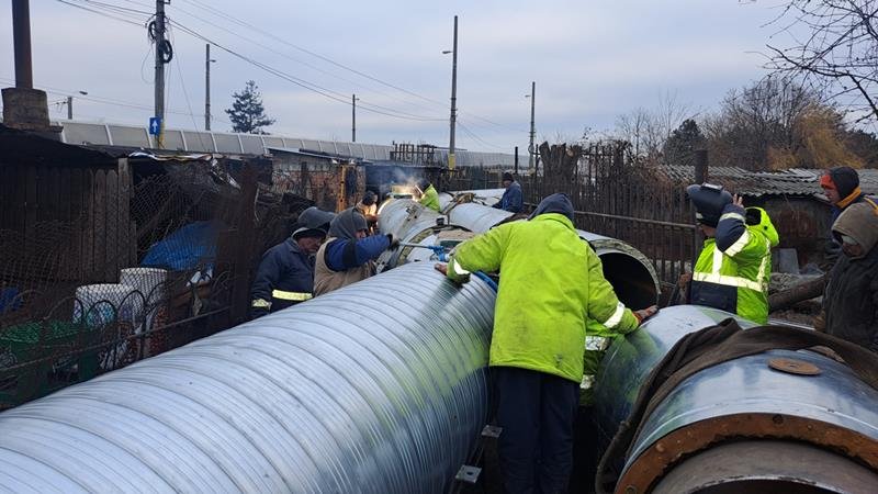 Primăria Constanța: Lucrările de înlocuire a conductelor rețelei de transport a agentului termic din Constanța se desfășoară în ritm alert