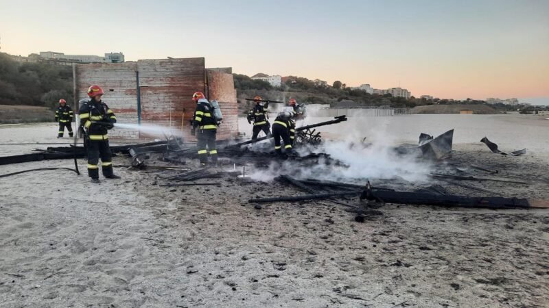 CONSTANŢA. Piromană prinsă după ce a provocat două incendii. A dat foc la o anexă de pe plaja Modern şi unei maşini