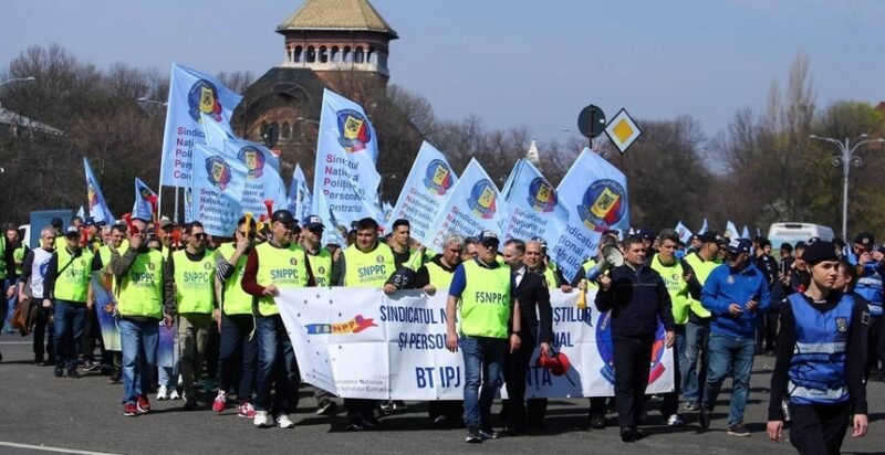 Poliţiştii protestează, astăzi, în faţa Ministerului Finanţelor. „Poliţişti debutanţi vor fi umiliţi, fiind plasaţi 30-40 lei peste viitorul salariu minim”