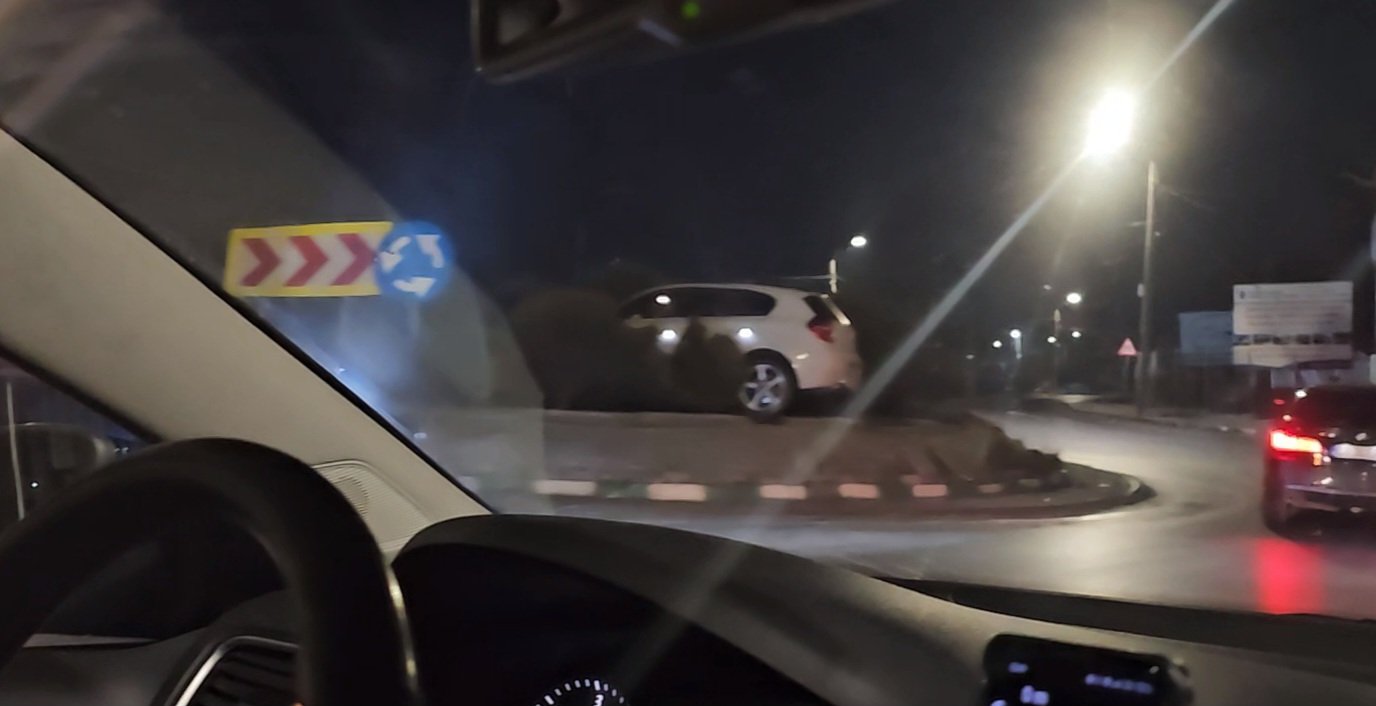 (VIDEO) Accident rutier în Agigea. O mașină s-a urcat pe sensul giratoriu