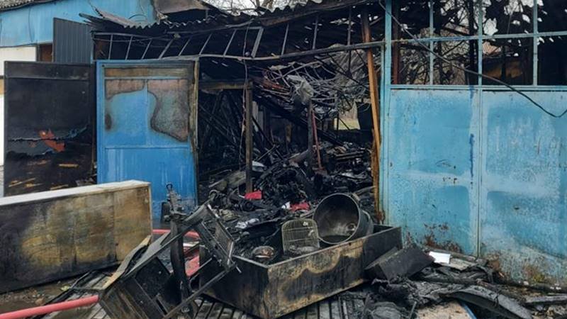CONSTANȚA. Incendiu la un service auto: intervin pompierii