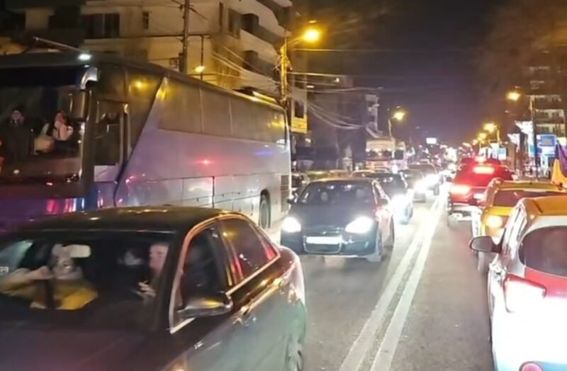 Haos pe străzile din Constanţa. Sute de transportatori protestează în această seară – negocierile de la Ministerul Finanţelor au eşuat. VIDEO