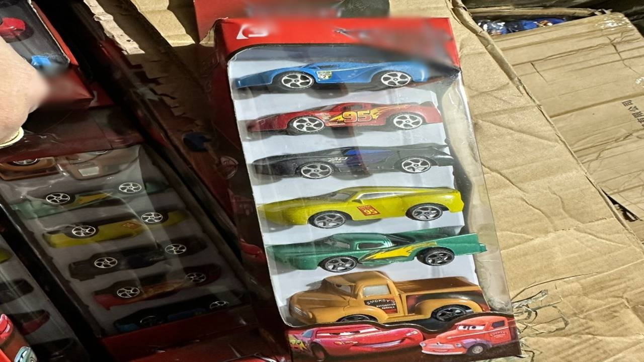 (FOTO) Jucării contrafăcute în valoare de 500.000 lei, descoperite de polițiștii de frontieră, la Isaccea