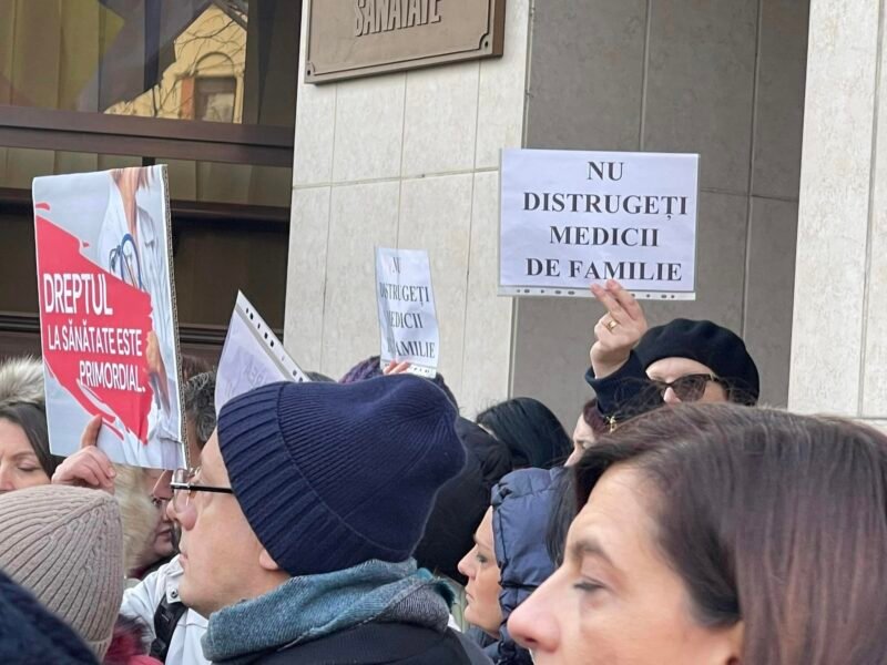Sute de medici de familii, dar şi din ambulatoriile de specialitate protestează în faţa CNAS. „Nu semnăm pentru faliment”