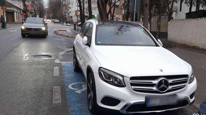 (FOTO) Constănțeni amendați după ce și-au parcat mașinile pe locurile rezervate persoanelor cu handicap