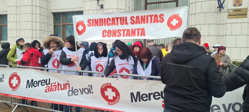 „Foşti eroi în pandemie, spor mai mic ca-n primărie”. Angajaţii din sănătate şi asistenţă socială protestează la Ministerul Finanţelor – VIDEO