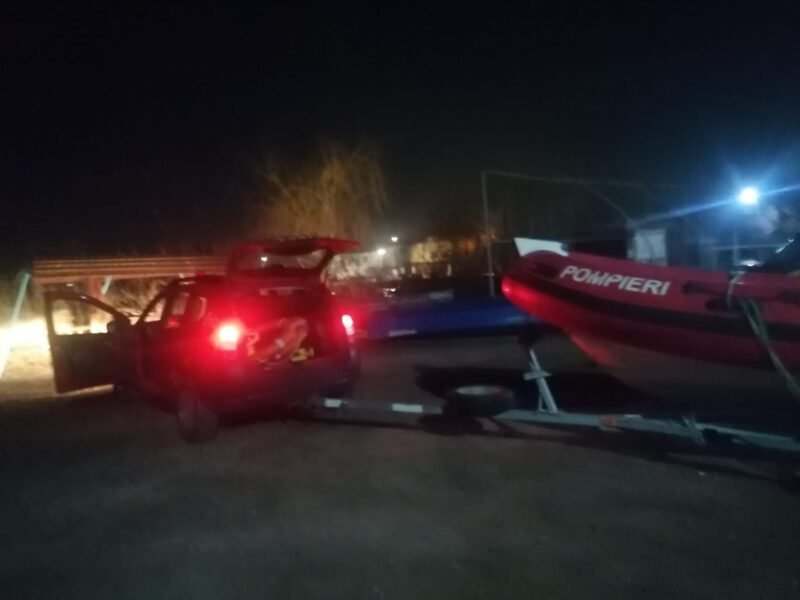 TULCEA. Unul dintre tinerii dispăruţi în lacul Razelm a fost găsit de localnici pe mal. S-au reluat căutările pentru băiatul de 16 ani