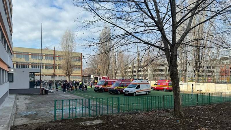 NAȚIONAL. 25 de elevi au ajuns la spital după ce un adolescent de 15 ani a pulverizat spray lacrimogen pe holurile unui liceu