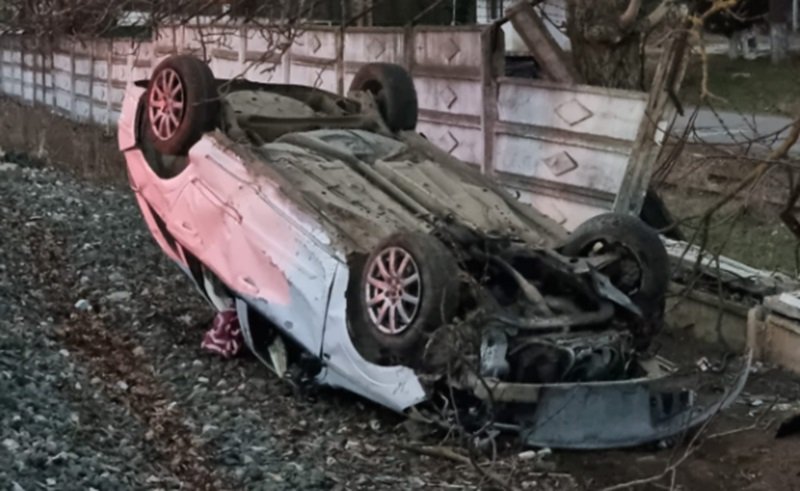 JUDEŢUL CONSTANŢA. Un tânăr de 19 ani a scăpat cu viaţă ca prin minune după ce s-a răsturnat cu maşina
