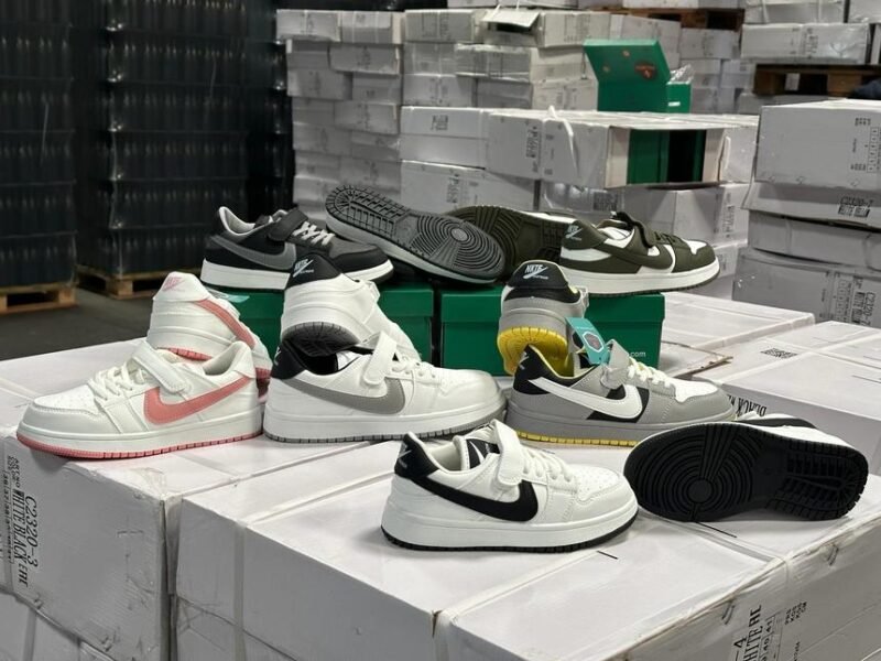 Încălţăminte NIKE contrafăcută, descoperită în Portul Constanţa de inspectorii vamali