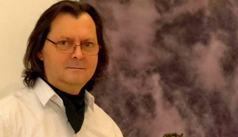 NAȚIONAL. Un scriitor a fost reclamat de vecini la asociația de proprietari pentru că are prea multe cărți în casă: „Blocul riscă să se prăbușească din cauza lor!”
