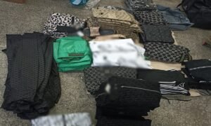 Îmbrăcăminte contrafăcută în valoare de peste 480.000 lei, confiscată de poliţiştii de frontieră de la PTF Negru Vodă
