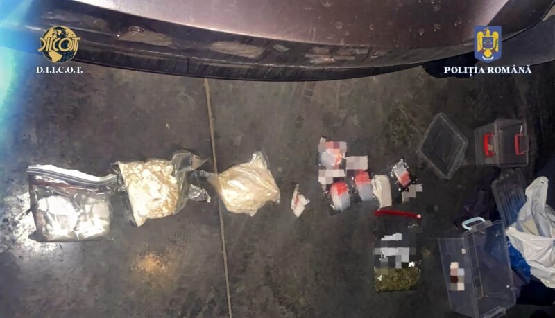 Traficanţi prinşi cu droguri în maşină în parcarea unui mall din Constanţa. Consumatorii plăteau sume între 200 și 2.500 lei