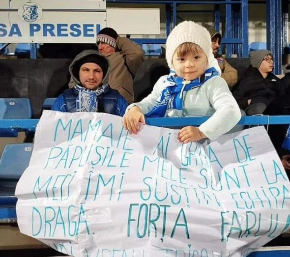 O fetiţă de 3 anişori şi jumătate a oferit imaginea serii la Farul – CFR Cluj. “Mamaie, ai grijă de păpușile mele. Sunt la meci”