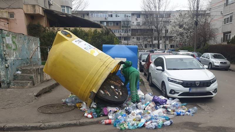 CONSTANȚA. Punctele de colectare selectivă, vandalizate de persoane care valorifică deșeurile reciclabile