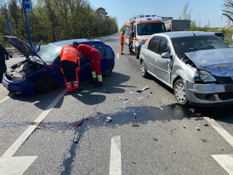 Accident la intrare în Neptun. Două maşini avariate, o persoană a rămas încarcerată – FOTO