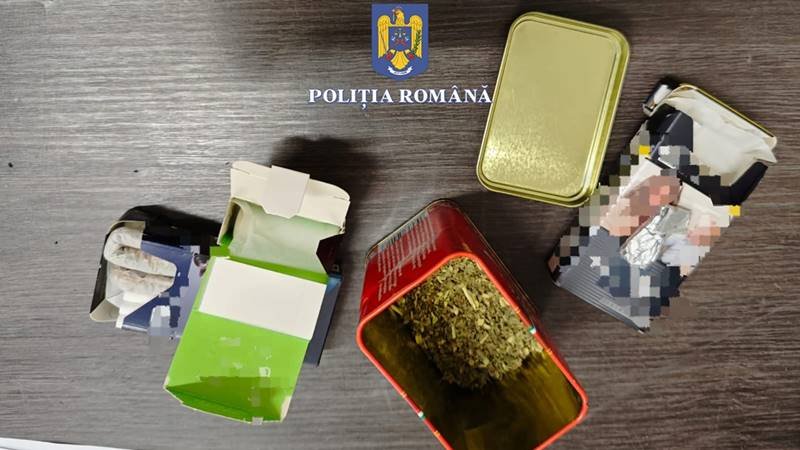 (FOTO) Polițiștii constănțeni au descoperit droguri asupra șoferului și pasagerului unei mașini oprite pentru control