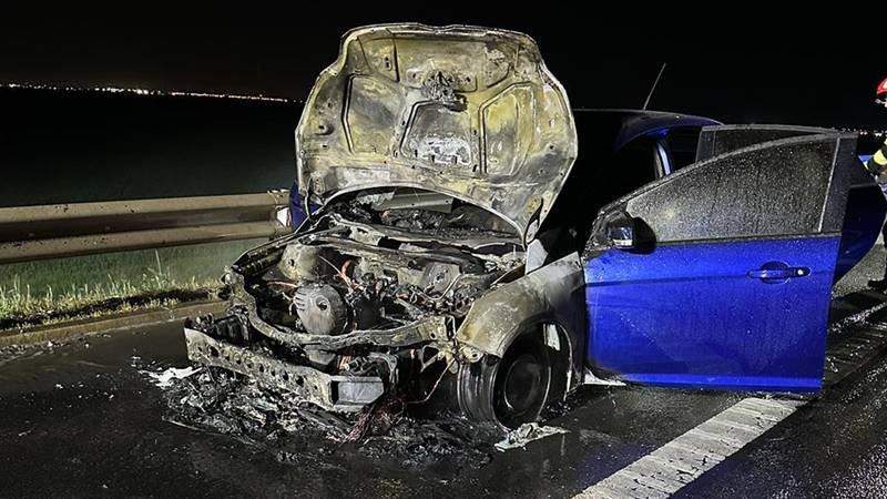(FOTO) O mașină a fost cuprinsă de flăcări pe Autostrada A4