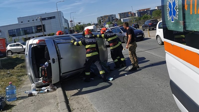 (FOTO) CONSTANȚA. Un bărbat a ajuns la spital după ce s-a răsturnat cu mașina