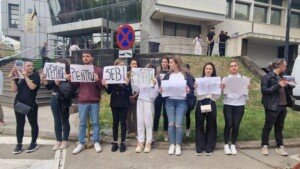 Protest în fața Judecătoriei Constanța. Mai mulți tineri cer dreptate pentru Sebi și Roberta, studenții uciși de Vlad Pascu: „În locul celor doi puteam fi noi sau apropiații noștri”