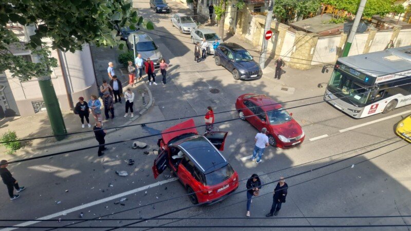 Accident în urmă cu puţin timp, în Constanţa. Trei maşini s-au ciocnit într-o intersecţie