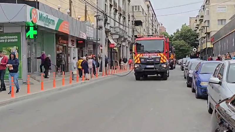 (VIDEO) CONSTANȚA. Acoperișul Pieței Unirii a fost cuprins de flăcări