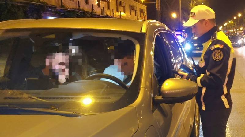 Acțiune a polițiștilor în Vama Veche și 2 Mai: au prins un tânăr de 19 ani drogat la volan și au găsit droguri asupra pasagerului unei mașini oprite pentru control