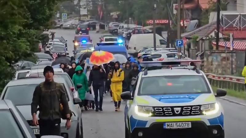 „Cu 2 MAI puțini”. Zeci de persoane, între care și tatăl lui Sebi, au pornit într-un marș al tăcerii din Vama Veche până în 2 Mai: „Este foarte dureros să refac traseul acesta, dar pentru copilul meu fac orice”