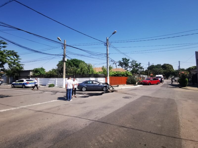 Accident în Constanţa. O persoană a ajuns la spital după ce două maşini s-au ciocnit într-o intersecţie