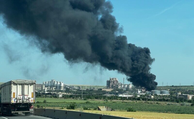 Amenzi în valoare totală de 165.000 lei, date de către Garda de Mediu Constanța, în urma incendiului din incinta fabricii de ciment din Medgidia