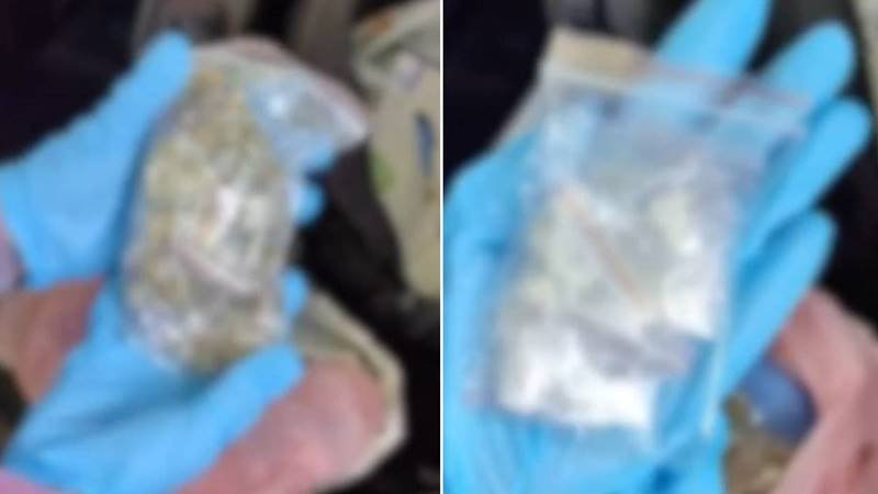 (VIDEO) Percheziții la un traficant de droguri din Constanța: vindea canabis și cristal pentru sume cuprinse între 180 și 1.000 de lei
