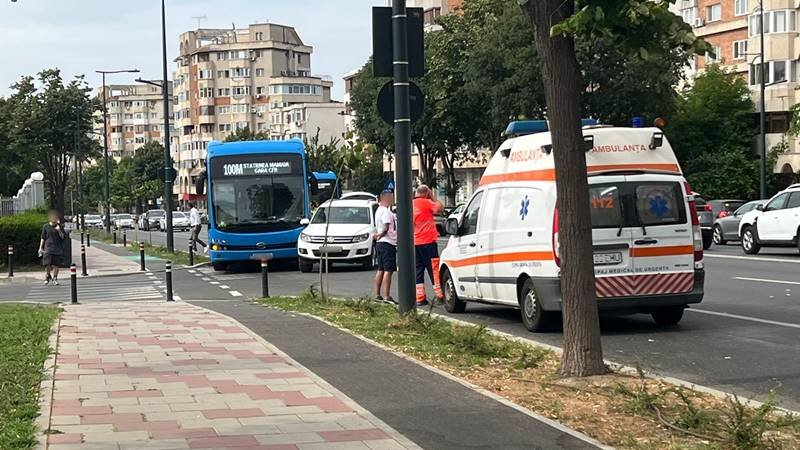 (FOTO) CONSTANȚA. Accident între o mașină și un autobuz CT Bus: o femeie a fost rănită