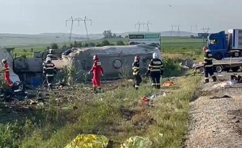 Carnagiu pe un drum din ţară. Cinci morţi într-un accident înfiorător