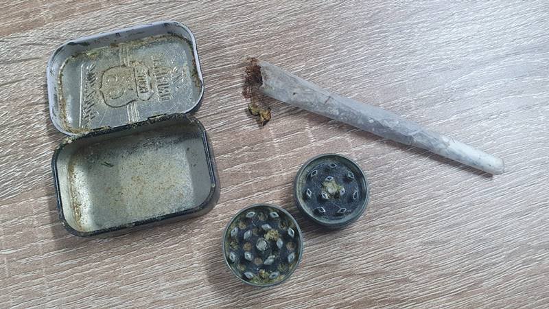 (FOTO) Doi tineri au fost prinși de jandarmi cu droguri asupra lor, în Cernavodă și Vama Veche