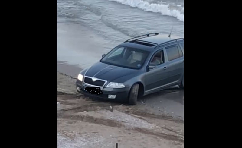 Un şofer a rămas împotmolit cu maşina pe o plajă din 23 August. Poliţia îl caută ca să-l amendeze – VIDEO