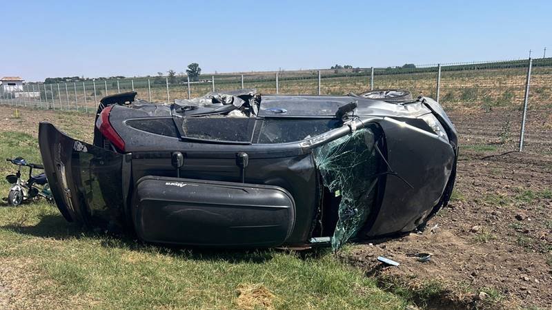 JUDEȚUL CONSTANȚA. Mașină răsturnată din care iese fum, în urma unui accident: printre victime se află și un copilaș de un an