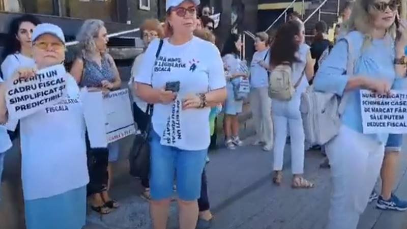 „Fără haos în legislația fiscală”. Contabilii, economiștii și antreprenorii protestează în Piața Victoriei și în fața ANAF Constanța, pentru eliminarea e-TVA