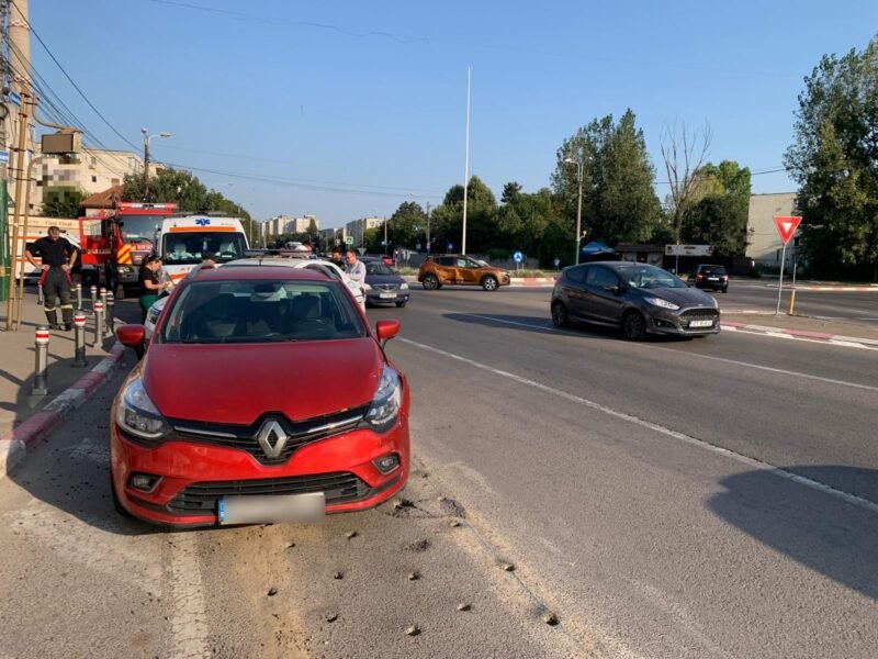 Maşini avariate în urma unui accident, în zona Anda