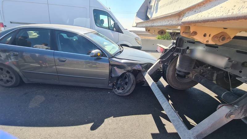 JUDEȚUL CONSTANȚA. Accident între o mașină și un TIR: două persoane au fost asistate medical la fața locului