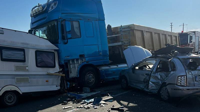 Accident între un TIR și o mașină cu rulotă, între Stupina și Crucea: două femei au ajuns la spital