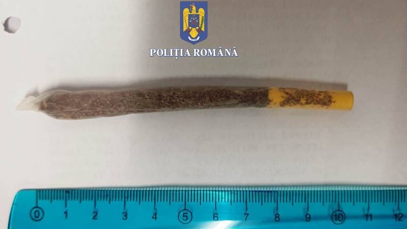 Acțiune a polițiștilor în Vama Veche. Au fost legitimate 50 persoane și verificate 34 de vehicule – doi bărbați au fost prinși cu droguri asupra lor