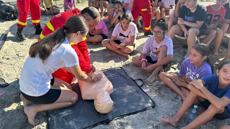 (FOTO) Sportivele de la Clubul Sportiv Năvodari au învățat de la pompieri cum să acorde primul ajutor
