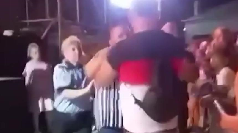 (VIDEO) Polițistă lovită cu pumnul de un bărbat, la concertul lui Babasha din Cernavodă